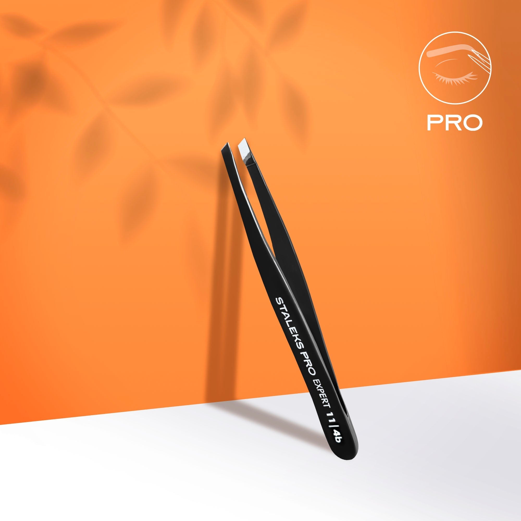 Pinza para cejas negra EXPERT 11 TIPO 4b (biselado estrecho)