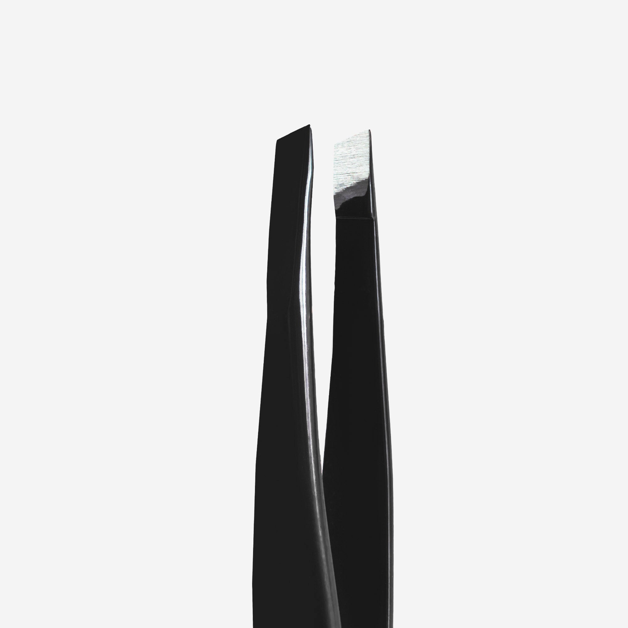 Pinza para cejas negra EXPERT 11 TIPO 4b (biselado estrecho)