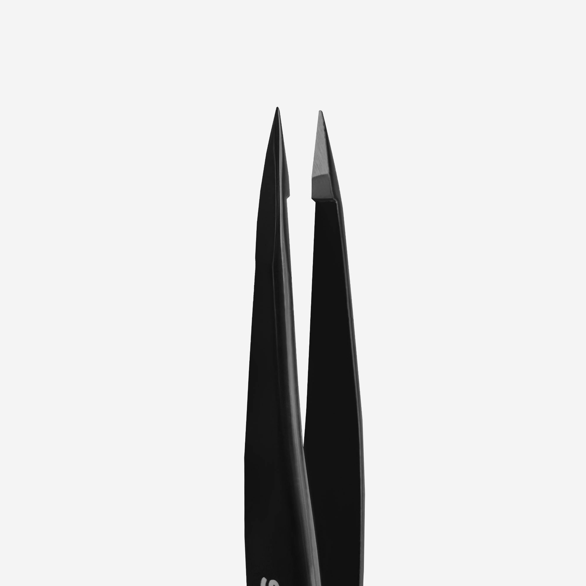 Pinza para cejas negra EXPERT 11 TIPO 5b (punta)